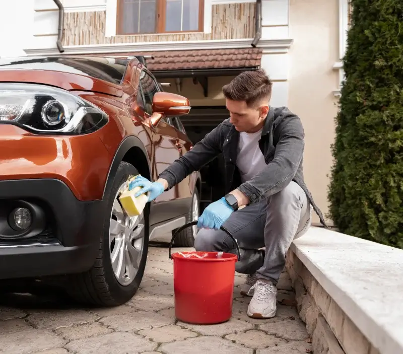 Lavage auto à domicile Seillons-Source-d'Argens : professionnel intervenant sur un véhicule